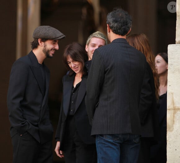 Ben Attal, Charlotte Gainsbourg - Sorties des obsèques de Jane Birkin en l'église Saint-Roch à Paris. Le 24 juillet 2023 © Jonathan Rebboah / Panoramic / Bestimage 