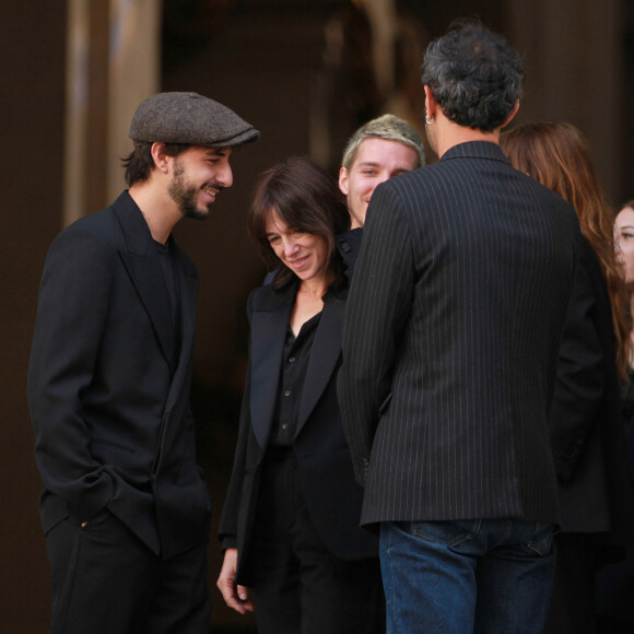 Ben Attal, Charlotte Gainsbourg - Sorties des obsèques de Jane Birkin en l'église Saint-Roch à Paris. Le 24 juillet 2023 © Jonathan Rebboah / Panoramic / Bestimage 