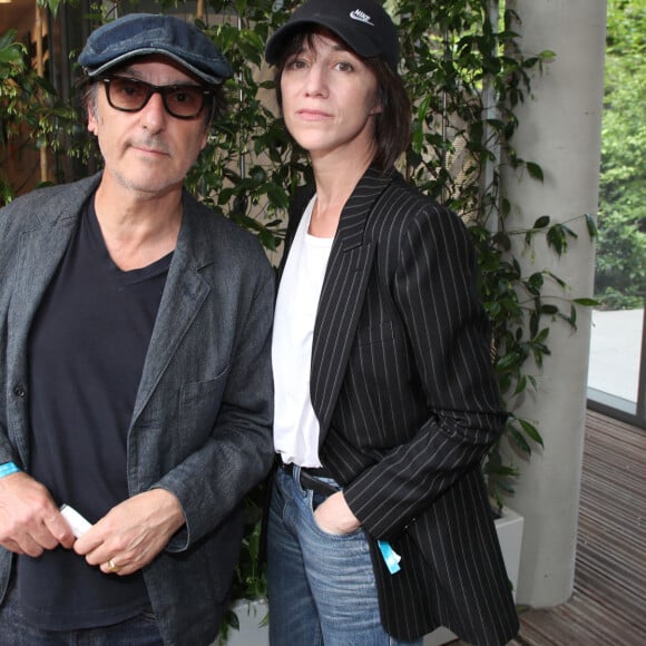 C'est dans une ambiance chaleureuse et loin du strass et des paillettes que Charlotte Gainsbourg et Yvan Attal ont réuni leurs proches.
Exclusif - Yvan Attal et sa compagne Charlotte Gainsbourg - Célébrités aux Internationaux de France de Tennis de Roland Garros 2023 - Jour 13 à Paris le 09 Juin 2023. © Bertrand Rindoff / Bestimage