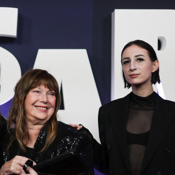 Alice Attal, enfant de Charlotte Gainsbourg et Yvan Attal, a dévoilé les coulisses de son joyeux Noël en famille. 
Jane Birkin avec Charlotte Gainsbourg et sa fille Alice Attal au photocall de la 48ème cérémonie des César à l'Olympia à Paris le 24 février 2023 © Dominique Jacovides / Olivier Borde / Bestimage 