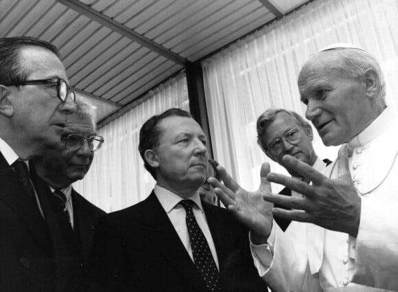 Archives - Jacques Delors et le pape Jean-Paul II dans les années 1980 - Jacques Delors est décédé à l'âge de 98 ans, le 27 décembre 2023. © MPP / Bestimage 