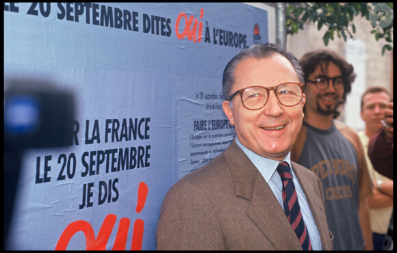 Info - Jacques Delors est décédé à l'âge de 98 ans - ARCHIVES - JACQUES DELORS LE JOUR DU VOTE POUR LE TRAITE DE MAASTRICHT A CLICHY EN 1992