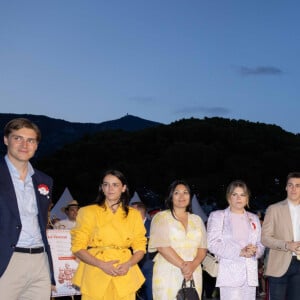 La famille Grimaldi tout particulièrement, avec mention spéciale pour la tante Camille Gottlieb et la grand-mère Stéphanie de Monaco
Pauline Ducruet, Marie Ducruet, Camille Gottlieb, Louis Ducruet, La princesse Stéphanie de Monaco, le prince Albert II, la princesse Charlene, Le prince Jacques de Monaco, marquis des Baux, La princesse Gabriella de Monaco, comtesse de Carladès - La famille princière de Monaco partage le gâteau d'anniversaire dans le cadre des commémorations du centenaire du prince Rainier III le 31 mai 2023. "Le rocher en fête" la principauté de Monaco fête le centenaire du prince Rainier III à Monaco, le 31 mai 2023. Cuma üna vota, se truvà üntra nui, sciü d'a Roca ! (Se retrouver sur le Rocher, comme au bon vieux temps) Voici une idée, initiée par le Comité, qui aurait certainement enthousiasmé le Prince Rainier III, qui ne manquait jamais une occasion de s'entourer des monégasques à chaque évènement important ou à l'occasion du traditionnel Cavagnëtu (pique-nique des monégasques), en toute convivialité ! C'est dans cet esprit de partage qu'une journée festive a été organisée sur le Rocher afin que petits et grands, monégasques et résidents, puissent se rappeler et célébrer le prince qui a régné le plus longtemps sur le Rocher, dotant la Principauté d'un modèle économique et social sans pareil, permettant à l'un des plus petits états au monde de rayonner bien au-delà de ses frontières et de pouvoir être fier de s'être étendu sur la mer grâce à un souverain visionnaire. © Olivier Huitel/Pool Monaco/Bestimage 