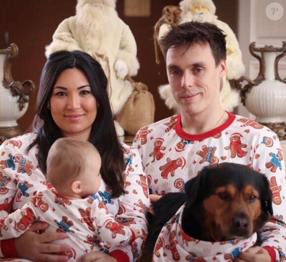 Très heureux, ils n'en sont pas moins des parents épuisés, comme tous les autres !
Louis, Marie et Victoire Ducruet avec le chien Pancake pour Noël