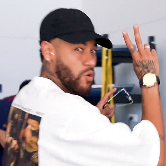 Ce n'est un secret pour personne, Neymar est un fêtard
Les adieux de Neymar, qui vient de signer en Arabie saoudite au club de Al-Hilal, à ses anciens coéquipiers ( dont Kylian Mbappé) au campus du PSG à Poissy © PSG Twitter via Bestimage 