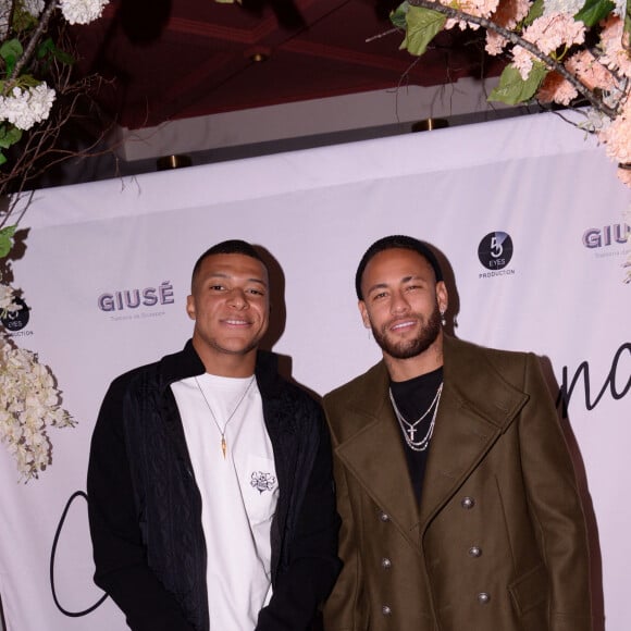 Kylian Mbappé et Neymar Jr lors de la soirée d'anniversaire de C.Bruna (27 ans) au restaurant Giusé Trattoria à Paris, France, le 1er octobre 2021. Un événement organisé par Five Eyes Production. © Rachid Bellak/Bestimage 