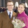 La princesse Victoria de Suède a célébré la fête de son prénom sur le parvis du Palais Royal de Stockholm, sous le regard de son fiancé Daniel Westling et de sa mère la reine Silvia, le 12 mars 2010
