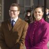 La princesse Victoria de Suède a célébré la fête de son prénom sur le parvis du Palais Royal de Stockholm, sous le regard de son fiancé Daniel Westling et de sa mère la reine Silvia, le 12 mars 2010