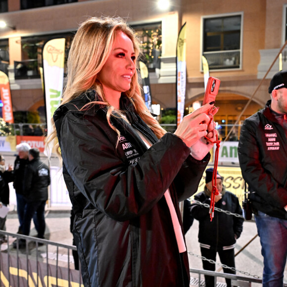 Adriana Karembeu est la marraine de ce rallye-raid, qui est le seul à s'élancer de l'Europe
Adriana Karembeu, la marraine de la 15ème édition de l'Africa Eco Race, a donné le départ du Rallye, sur le Quai Antoine 1er face au restaurant Conscientiae, (l'ancien Star's N Bar) à Monaco. © Bruno Bebert/Bestimage