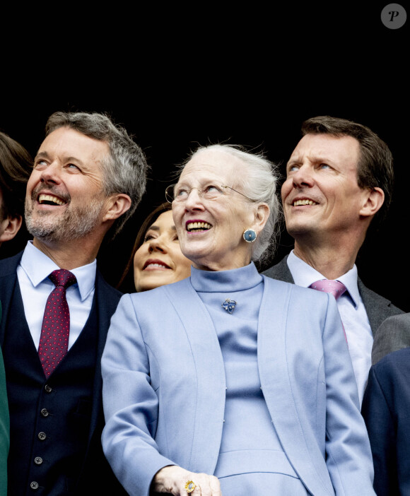 La reine Margrethe II de Danemark a fait une grande annonce à la veille de la nouvelle année
La reine Margrethe, le prince Frederik et le prince Joachim de Danemark - La famille royale du Danemark lors de la célébration du 83ème anniversaire de la reine Margrethe au balcon du palais d'Amalienborg à Copenhague.