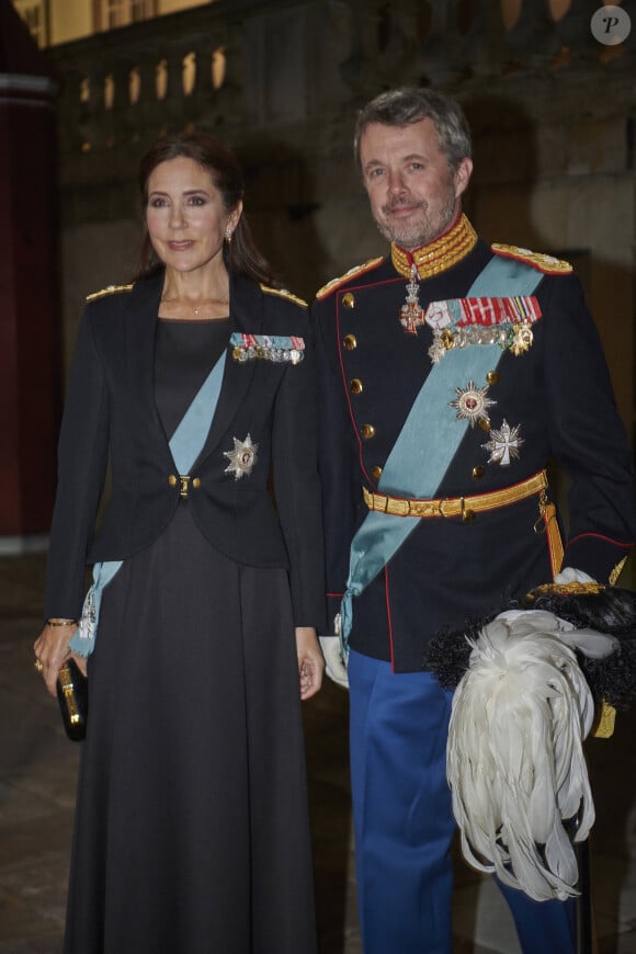 La princesse Mary et le prince Frederik de Danemark à leur arrivée au château de Fredensborg, pour le dîner d'honneur pour les officiers de l'armée royale danoise. Le 26 septembre 2023 
