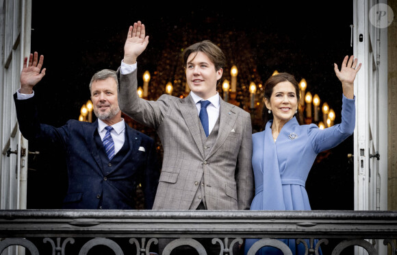 Le prince Christian de Danemark fête ses 18 ans entouré de la famille royale au balcon d'Amalienborg à Copenhague le 15 octobre. Étaient présents : la reine Margrethe II de Danemark, le prince Frederik, la prince Mary, la princesse Isabella, le prince Vincent et la princesse Josephine.