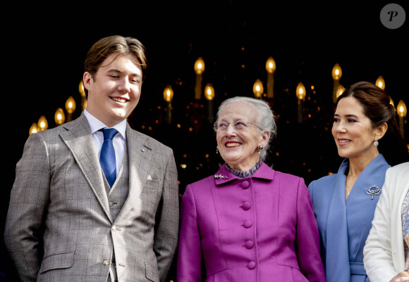 Le prince Christian de Danemark fête ses 18 ans entouré de la famille royale au balcon d'Amalienborg à Copenhague le 15 octobre. Étaient présents : la reine Margrethe II de Danemark, le prince Frederik, la prince Mary, la princesse Isabella, le prince Vincent et la princesse Josephine.