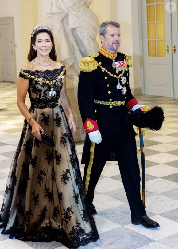 Son fils le prince Frederik de Danemark la remplacera le 14 janvier. Il sera roi et son épouse Mary reine
Le prince Frederik de Danemark et la princesse Mary - Jubilé d'or de la reine Margrethe II de Danemark : Arrivées au dîner de gala le 11 septembre 2022. 