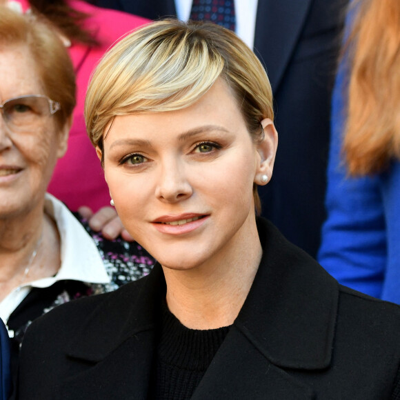 Le prince Albert II de Monaco et la princesse Charlene ont remis des cadeaux aux anciens dans la cadre des festivités liés aux fêtes de Noël, au siège de la Croix-Rouge à Monaco, le 14 décembre 2023. © Bruno Bebert/Bestimage 