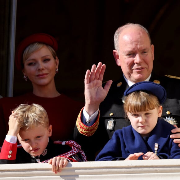 Et le futur, en pensant, on le sait, à leurs adorables jumeaux Jacques et Gabriella ! 
Le prince Albert II et la princesse Charlene de Monaco, et leurs enfants le prince Jacques et la princesse Gabriella - La famille princière de Monaco au balcon du palais, à l'occasion de la Fête Nationale de Monaco. Le 19 novembre 2023 © Dominique Jacovides-Bruno Bebert / Bestimage 