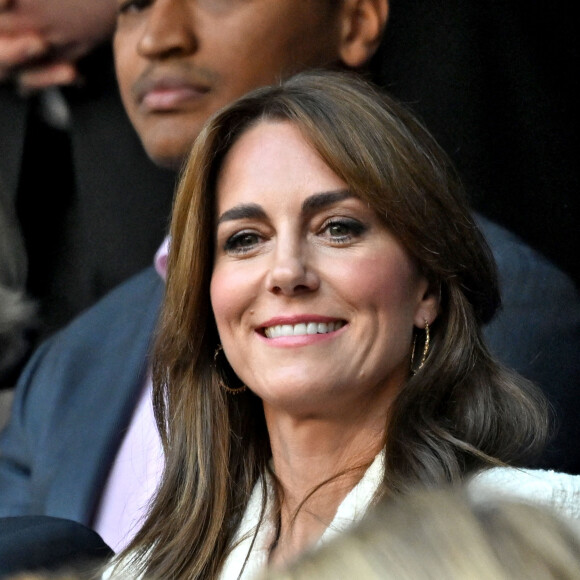 Leur voyage à l'étranger était un court séjour en France pour du rugby.
Catherine (Kate) Middleton, princesse de Galles, assiste au quart de finale Angleterre-Fidji, coupe du monde de rugby 2023, au Stade Vélodrome à Marseille le 15 octobre 2023. À ses côtés Rob Briers et Bill Beaumont. © Bruno Bebert / Bestimage 