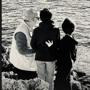 Léa Salamé partage une photo de famille sur Instagram. Le 28 décembre 2023.