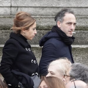 Léa Salame et Raphaël Glucksmann lors des obsèques de Sebastien Demorand à Paris le 31 janvier 2020