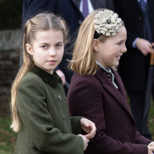 Les fêtes de fin d'année ne sont pas de tout repos pour les membres de la famille royale.
La princesse Charlotte de Galles, Mia Tindall - Les membres de la famille royale britannique lors de la messe du matin de Noël en l'église St-Mary Magdalene à Sandringham.
