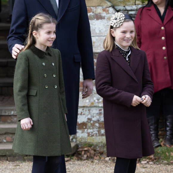 Les enfants ont reçu de nombreux bouquets de fleurs mais aussi des ours en peluche.
La princesse Charlotte de Galles, Mia Tindall - Les membres de la famille royale britannique lors de la messe du matin de Noël en l'église St-Mary Magdalene à Sandringham, le 25 décembre 2023.