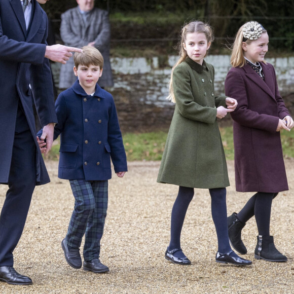 Le lundi 25 décembre 2023, le peuple britannique a ainsi retrouvé Kate Middleton et le prince William accompagnés de leurs trois enfants, George, Charlotte et Louis.
Le prince William, prince de Galles, Le prince Louis de Galles, La princesse Charlotte de Galles, Mia Tindall - Les membres de la famille royale britannique lors de la messe du matin de Noël en l'église St-Mary Magdalene à Sandringham, le 25 décembre 2023.