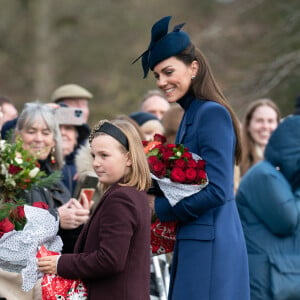 Après la messe, la famille royale a participé de bon coeur à un bain de foule organisé.
Catherine (Kate) Middleton, princesse de Galles, la princesse Charlotte de Galles, Mia Tindall - Les membres de la famille royale britannique lors de la messe du matin de Noël en l'église St-Mary Magdalene à Sandringham, le 25 décembre 2023.