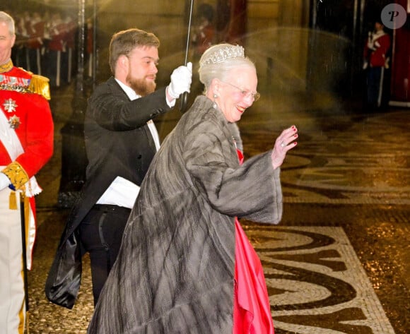 La famille royale de Danemark se rend au dîner annuel du Nouvel An, un jour après que la reine Margrethe régnant a abdiqué à Amalienborg, Copenhague, Danemark le 1er janvier 2024. 
