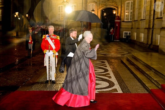La famille royale de Danemark se rend au dîner annuel du Nouvel An, un jour après que la reine Margrethe régnant a abdiqué à Amalienborg, Copenhague, Danemark le 1er janvier 2024. 
