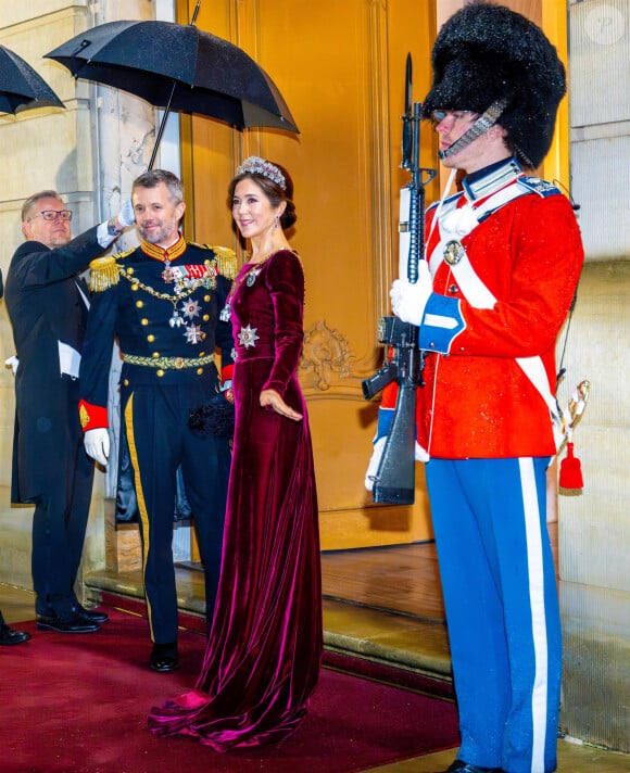 Frederik et Mary de Danemark - La famille royale de Danemark se rend au dîner annuel du Nouvel An, un jour après que la reine Margrethe régnant a abdiqué à Amalienborg, Copenhague, Danemark le 1er janvier 2024. 