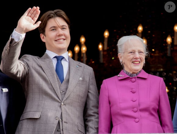 Le prince Christian de Danemark fête ses 18 ans entouré de la famille royale au balcon d'Amalienborg à Copenhague le 15 octobre. Étaient présents : la reine Margrethe II de Danemark, le prince Frederik, la prince Mary, la princesse Isabella, le prince Vincent et la princesse Josephine 