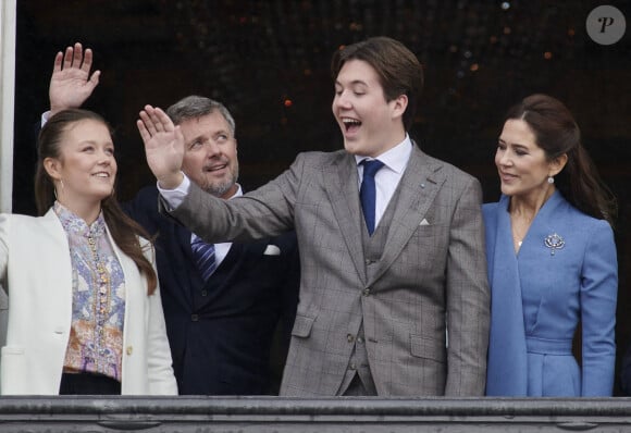 Le prince Christian de Danemark fête ses 18 ans entouré de la famille royale au balcon d'Amalienborg à Copenhague le 15 octobre. Étaient présents : la reine Margrethe II de Danemark, le prince Frederik, la prince Mary, la princesse Isabella, le prince Vincent et la princesse Josephine