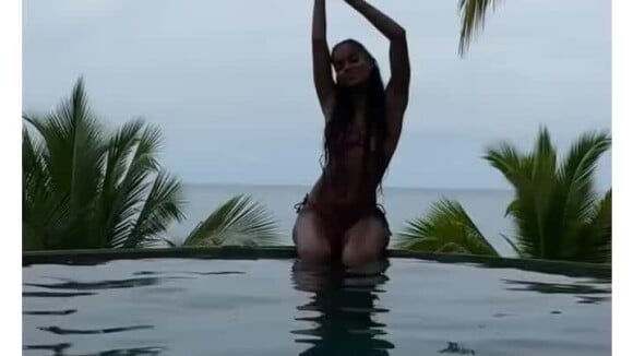 Sur Instagram, Deva Cassel a publié une vidéo sur laquelle on voit Narah Baptista danser assise en maillot de bain près d'une piscine. Images que la principale intéressée a repartagées
Narah Baptista filmée par Deva Cassel au bord d'une piscine au Brésil