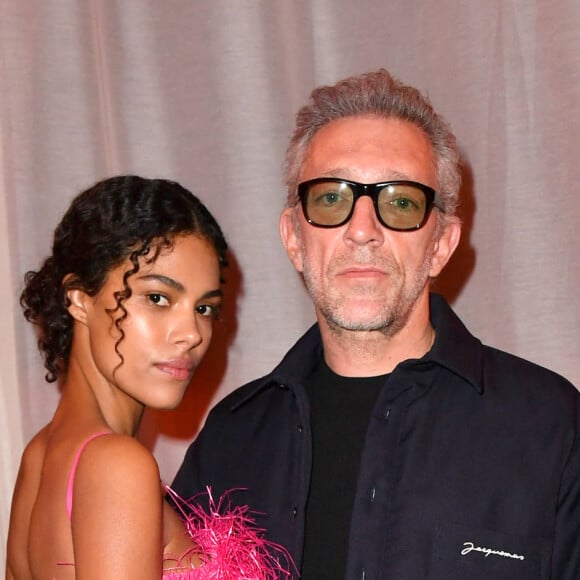 Vincent Cassel et Tina Kunakey - Photocall en front row du défilé "Le Raphia" de la maison Jacquemus au Bourget le 12 décembre 2022. © Veeren / Clovis / Bestimage 