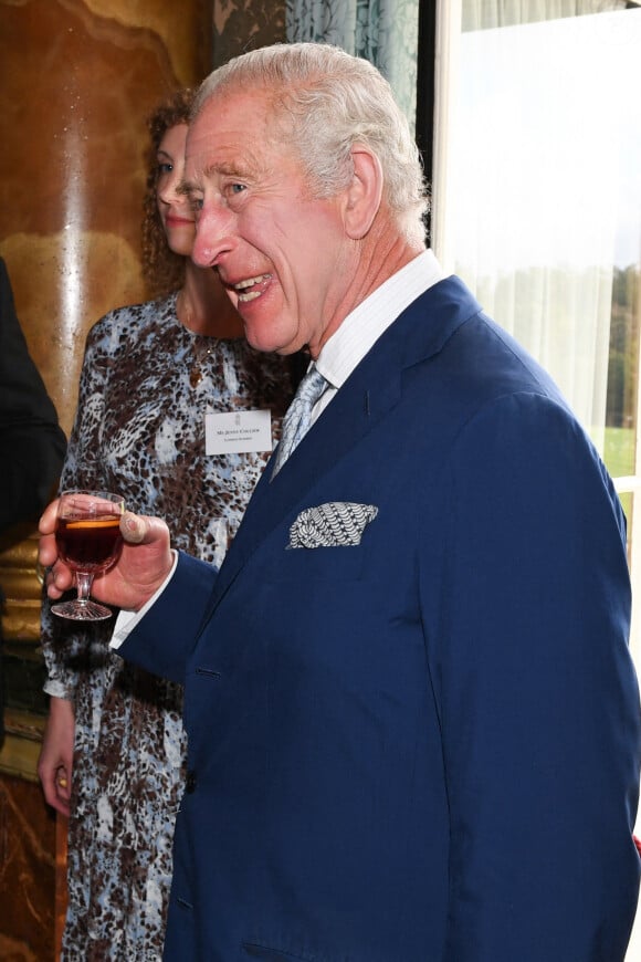 Le roi Charles III d'Angleterre assiste à une réception pour remercier les personnes impliquées dans la planification et les arrangements après la mort de la reine Elizabeth II et le couronnement au palais de Buckingham à Londres, Royaume Uni, le 19 octobre 2023. 