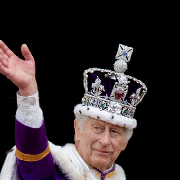 Le roi Charles III d'Angleterre - La famille royale britannique salue la foule sur le balcon du palais de Buckingham lors de la cérémonie de couronnement du roi d'Angleterre à Londres le 5 mai 2023. 
