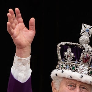 Le roi Charles III d'Angleterre - La famille royale britannique salue la foule sur le balcon du palais de Buckingham lors de la cérémonie de couronnement du roi d'Angleterre à Londres le 5 mai 2023. 