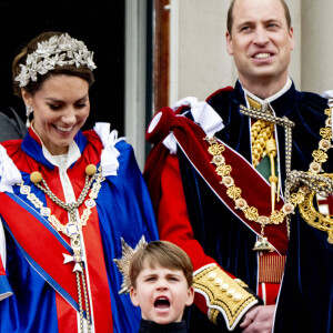 Mais d'après certains téléspectateurs, le documentaire serait trop pro-monarchie.
Le prince William, prince de Galles, et Catherine (Kate) Middleton, princesse de Galles, Le prince Louis de Galles - La famille royale britannique salue la foule sur le balcon du palais de Buckingham lors de la cérémonie de couronnement du roi d'Angleterre à Londres, le 6 mai 2023. 