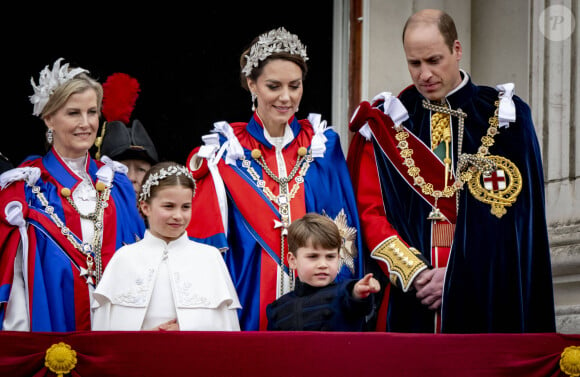 Sophie Rhys-Jones, comtesse de Wessex, Le prince William, prince de Galles, et Catherine (Kate) Middleton, princesse de Galles, La princesse Charlotte de Galles, Le prince Louis de Galles - La famille royale britannique salue la foule sur le balcon du palais de Buckingham lors de la cérémonie de couronnement du roi d'Angleterre à Londres, le 6 mai 2023. 