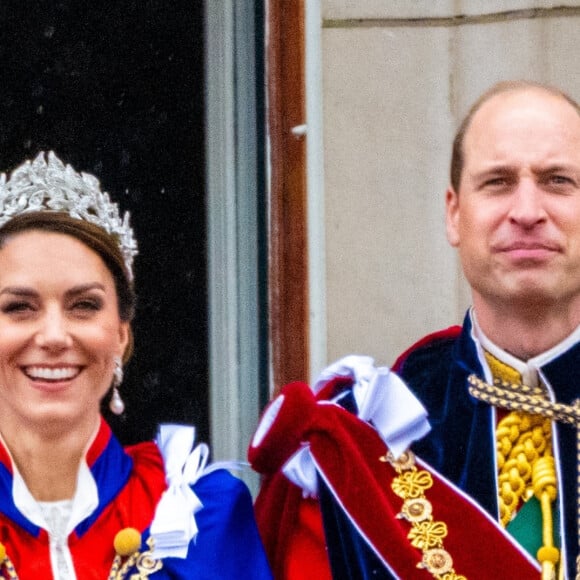 Le prince William, prince de Galles, et Catherine (Kate) Middleton, princesse de Galles - La famille royale britannique salue la foule sur le balcon du palais de Buckingham lors de la cérémonie de couronnement du roi d'Angleterre à Londres le 5 mai 2023. 