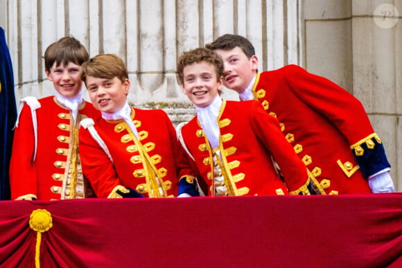 La BBC a nié ces accusations.
Lord Oliver Cholmondeley, le prince George, Nicholas Barclay et Ralph Tollemache - La famille royale britannique salue la foule sur le balcon du palais de Buckingham lors de la cérémonie de couronnement du roi d'Angleterre à Londres le 5 mai 2023. 