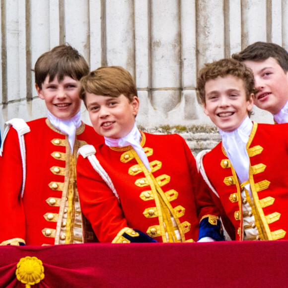La BBC a nié ces accusations.
Lord Oliver Cholmondeley, le prince George, Nicholas Barclay et Ralph Tollemache - La famille royale britannique salue la foule sur le balcon du palais de Buckingham lors de la cérémonie de couronnement du roi d'Angleterre à Londres le 5 mai 2023. 