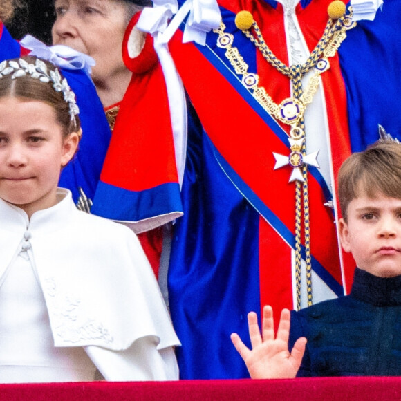 La princesse Charlotte de Galles et le prince Louis de Galles - La famille royale britannique salue la foule sur le balcon du palais de Buckingham lors de la cérémonie de couronnement du roi d'Angleterre à Londres le 5 mai 2023. 