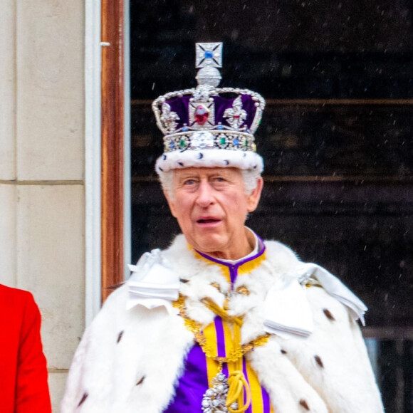 Le roi Charles III d'Angleterre, Camilla Parker Bowles, reine consort d'Angleterre et Louis Lopes - La famille royale britannique salue la foule sur le balcon du palais de Buckingham lors de la cérémonie de couronnement du roi d'Angleterre à Londres le 5 mai 2023. 