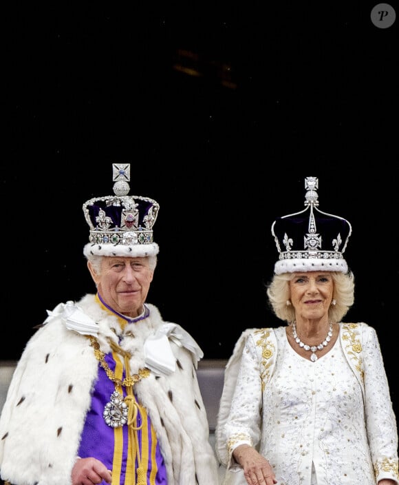 Le fils d'Elizabeth II a été couronné le 6 mai dernier mais le documentaire n'a pas plu.
Le roi Charles III d'Angleterre et Camilla Parker Bowles, reine consort d'Angleterre, - La famille royale britannique salue la foule sur le balcon du palais de Buckingham lors de la cérémonie de couronnement du roi d'Angleterre à Londres le 5 mai 2023. 