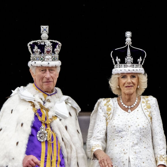 Le fils d'Elizabeth II a été couronné le 6 mai dernier mais le documentaire n'a pas plu.
Le roi Charles III d'Angleterre et Camilla Parker Bowles, reine consort d'Angleterre, - La famille royale britannique salue la foule sur le balcon du palais de Buckingham lors de la cérémonie de couronnement du roi d'Angleterre à Londres le 5 mai 2023. 