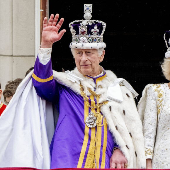 Le roi Charles III d'Angleterre et Camilla Parker Bowles, reine consort d'Angleterre, Le prince George de Galles - La famille royale britannique salue la foule sur le balcon du palais de Buckingham lors de la cérémonie de couronnement du roi d'Angleterre à Londres le 5 mai 2023. 
