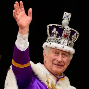 La BBC a été attaquée après son documentaire sur le couronnement de Charles III.
Le roi Charles III d'Angleterre - La famille royale britannique salue la foule sur le balcon du palais de Buckingham lors de la cérémonie de couronnement du roi d'Angleterre à Londres.