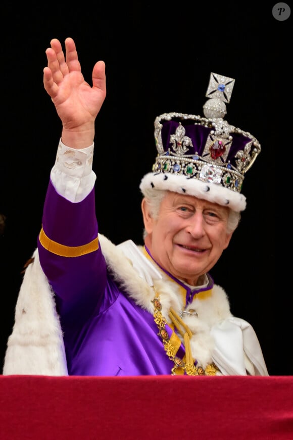 La BBC a été attaquée après son documentaire sur le couronnement de Charles III.
Le roi Charles III d'Angleterre - La famille royale britannique salue la foule sur le balcon du palais de Buckingham lors de la cérémonie de couronnement du roi d'Angleterre à Londres.