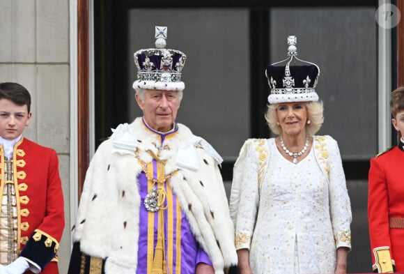 Et continuera à suivre et à parler de la famille royale comme elle l'entend !
Le roi Charles III d'Angleterre et Camilla Parker Bowles, reine consort d'Angleterre - La famille royale britannique salue la foule sur le balcon du palais de Buckingham lors de la cérémonie de couronnement du roi d'Angleterre à Londres le 5 mai 2023. 